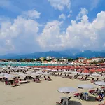 Annamaria's House Beachfront - Happy Apartman Viareggio