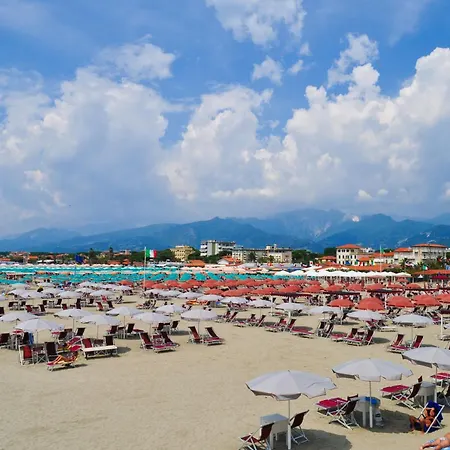 Annamaria's House Beachfront - Happy Appartement Viareggio